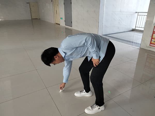 “弯腰”行动拾起美德‖ 河北科技学院在全校范围内开展“弯腰”行动 第 4 张