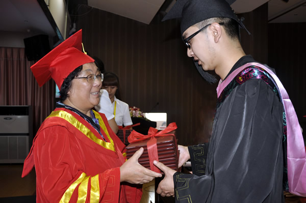 河北科技学院隆重举行2015届学生毕业典礼暨学位授予仪式 第 2 张