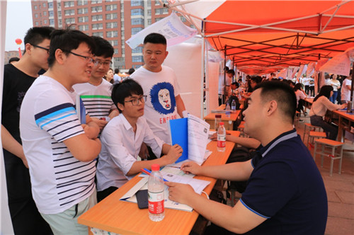 我校成功举办2018年春季双选会 第 5 张