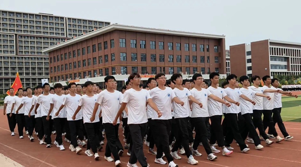 青春的旋律，奋斗的乐章//河北科技学院2024级新生开学典礼暨第40个教师节庆祝大会圆满结束 第 2 张