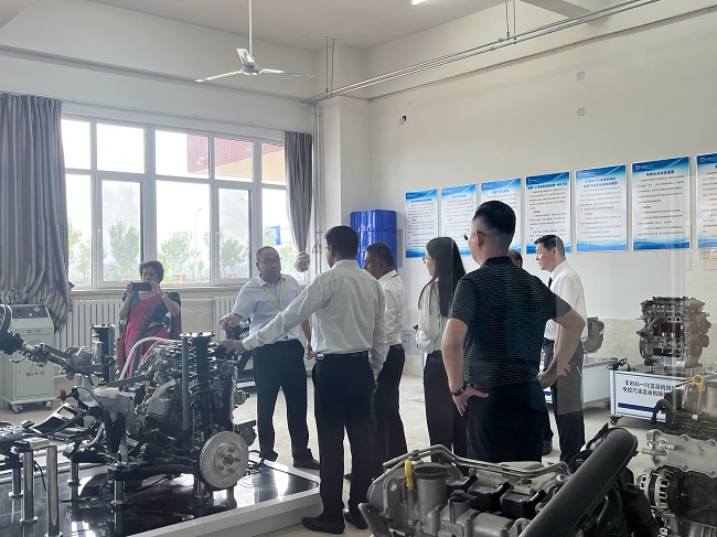 河北科技学院汽车工程学院喜迎斯里兰卡开放大学校长访问团参观汽车工程学院实验室 第 3 张