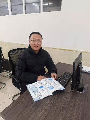 公共课教学部副教授--龙凌云