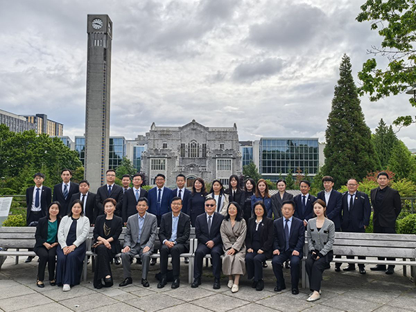 中国民办教育协会代表团600.jpg