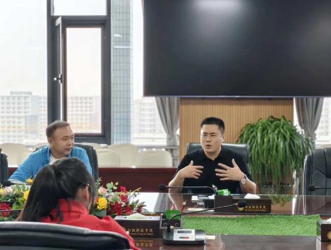 杨佩月副校长主持体育教学部例会 第 2 张