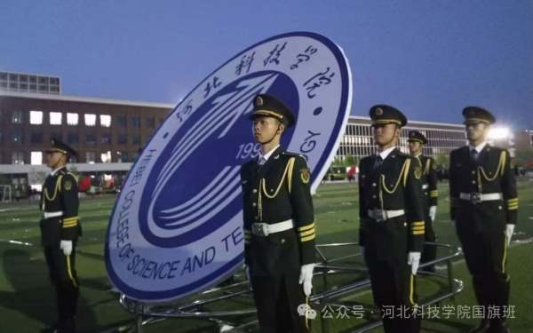 「夜色下运动会的开幕，满腔热血的红」 第 4 张