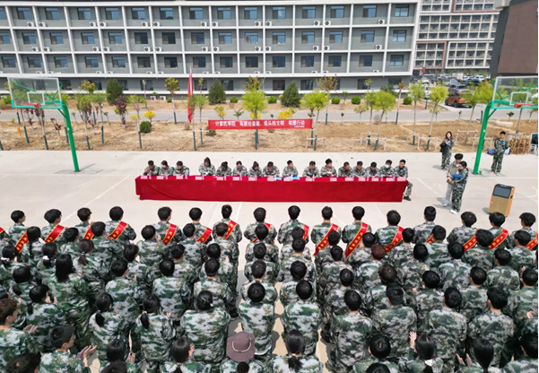计算机学院举办了“弯腰拾道德，低头捡文明”弯腰行动启动仪式