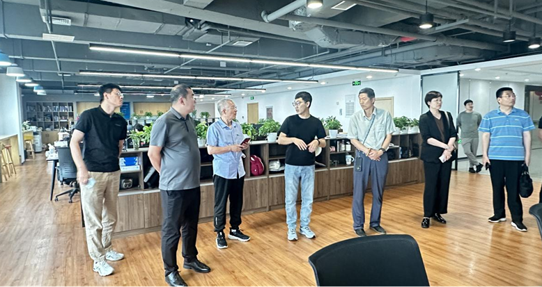 河北科技学院本科教育教学审核评估- 校内预评估专家组考察计算机学院实习就业基地 第 2 张