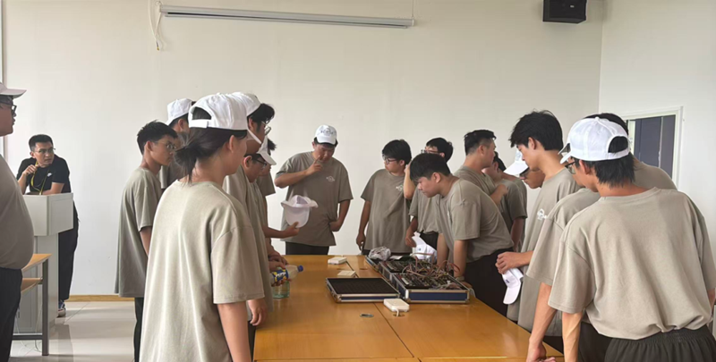 计算机学院组织2025级新生参观实验室 第 1 张