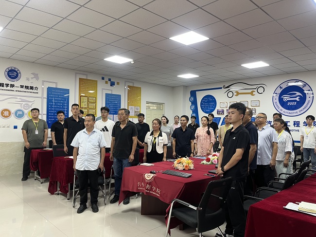 汽车工程学院全体领导教师观看阅兵 共庆祖国盛典 第 2 张