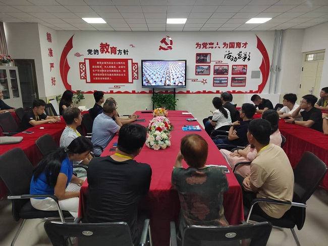 汽车工程学院全体领导教师观看阅兵 共庆祖国盛典 第 3 张