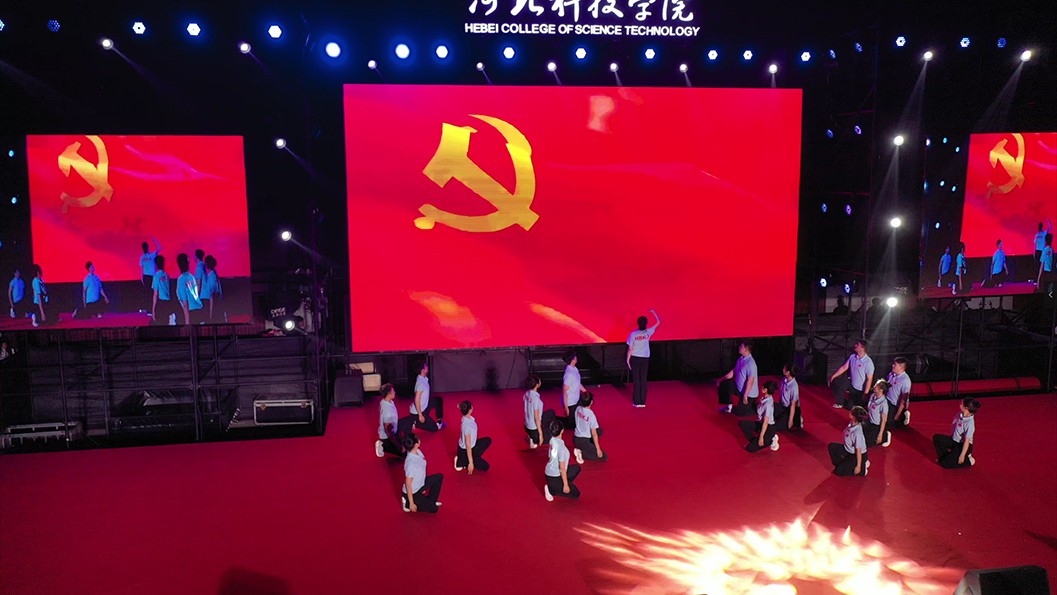 烽火八十载  青春续华章 ——河北科技学院隆重举办 纪念抗战胜利80周年暨欢迎2025级新生文艺晚会 第 5 张