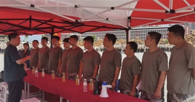 铁血铸魂，青春绽放——军训特辑