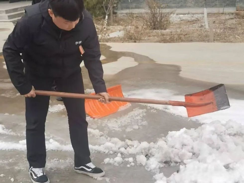 河北科技学院||汽车工程学院||银装素裹满校园，扫雪除冰暖心田 第 3 张