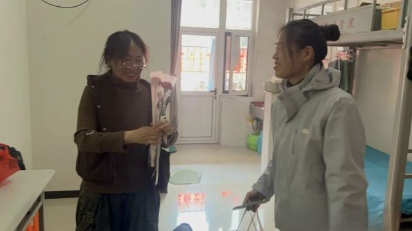 “温情三八节，感恩暖人心”||公寓管理科组织开展妇女节感恩送祝福活动 第 2 张