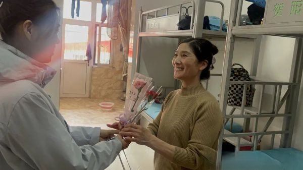 “温情三八节，感恩暖人心”||公寓管理科组织开展妇女节感恩送祝福活动 第 6 张