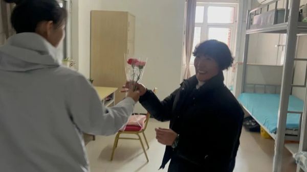 “温情三八节，感恩暖人心”||公寓管理科组织开展妇女节感恩送祝福活动 第 7 张
