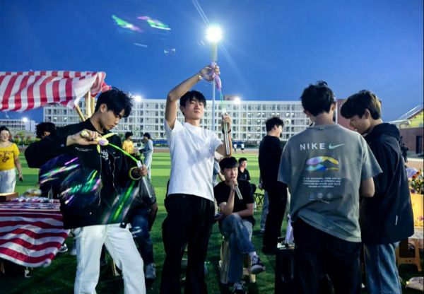 河北科技学院2025年“当文创集市遇到跳蚤市场”火热开市 第 7 张