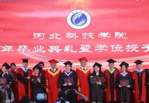 河北科技学院隆重举办“爱国心·崇军情·河科梦”欢送2025年毕业典礼暨欢送毕业生文艺晚会 第 9 张