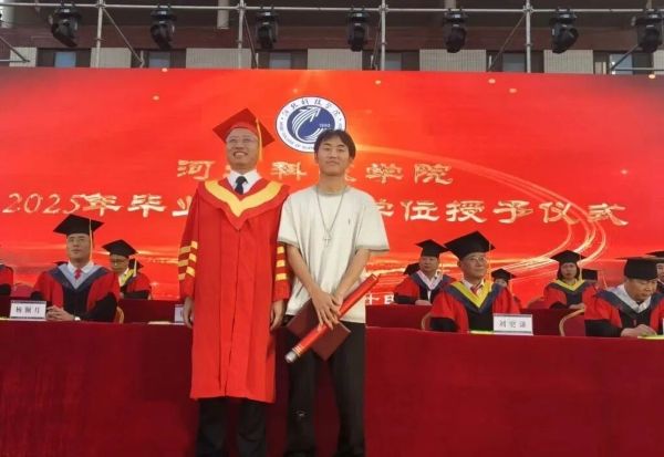 河北科技学院隆重举办“爱国心·崇军情·河科梦”欢送2025年毕业典礼暨欢送毕业生文艺晚会 第 13 张