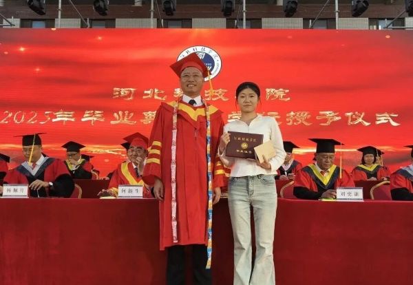 河北科技学院隆重举办“爱国心·崇军情·河科梦”欢送2025年毕业典礼暨欢送毕业生文艺晚会 第 14 张