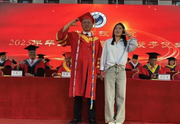 河北科技学院隆重举办“爱国心·崇军情·河科梦”欢送2025年毕业典礼暨欢送毕业生文艺晚会 第 19 张