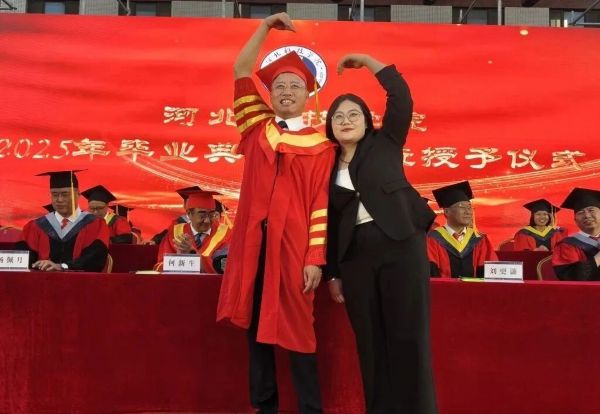 河北科技学院隆重举办“爱国心·崇军情·河科梦”欢送2025年毕业典礼暨欢送毕业生文艺晚会 第 20 张