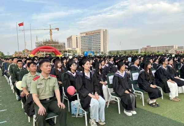 河北科技学院隆重举办“爱国心·崇军情·河科梦”欢送2025年毕业典礼暨欢送毕业生文艺晚会 第 26 张