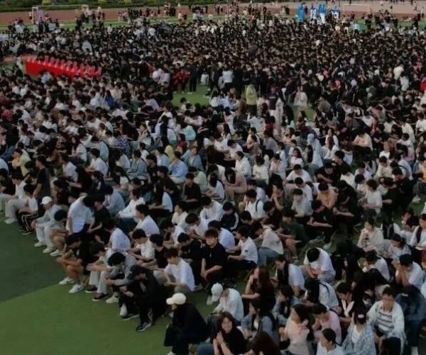 河北科技学院隆重举办“爱国心·崇军情·河科梦”欢送2025年毕业典礼暨欢送毕业生文艺晚会 第 29 张