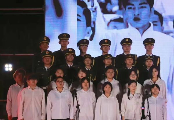 河北科技学院隆重举办“爱国心·崇军情·河科梦”欢送2025年毕业典礼暨欢送毕业生文艺晚会 第 53 张