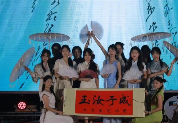 河北科技学院隆重举办“爱国心·崇军情·河科梦”欢送2025年毕业典礼暨欢送毕业生文艺晚会 第 57 张