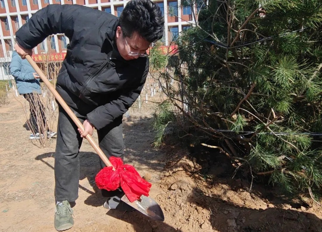 河北科技学院机电工程学院青春建功新时代，植树复绿展风采 第 11 张