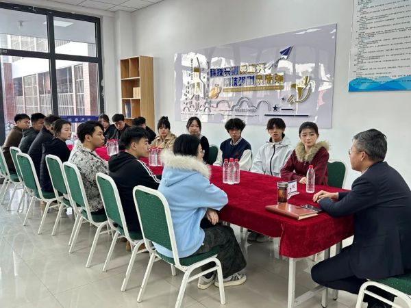 河北科技学院举办2025年3月份“我与校长面对面”一站式”学生社区座谈会 第 7 张