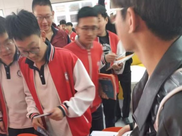 面对面指导，升学零距离 -河北科技学院招生办组织人员赴省内高职生源学校参加咨询会 第 2 张