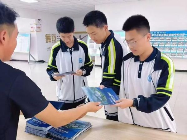 面对面指导，升学零距离 -河北科技学院招生办组织人员赴省内高职生源学校参加咨询会 第 3 张