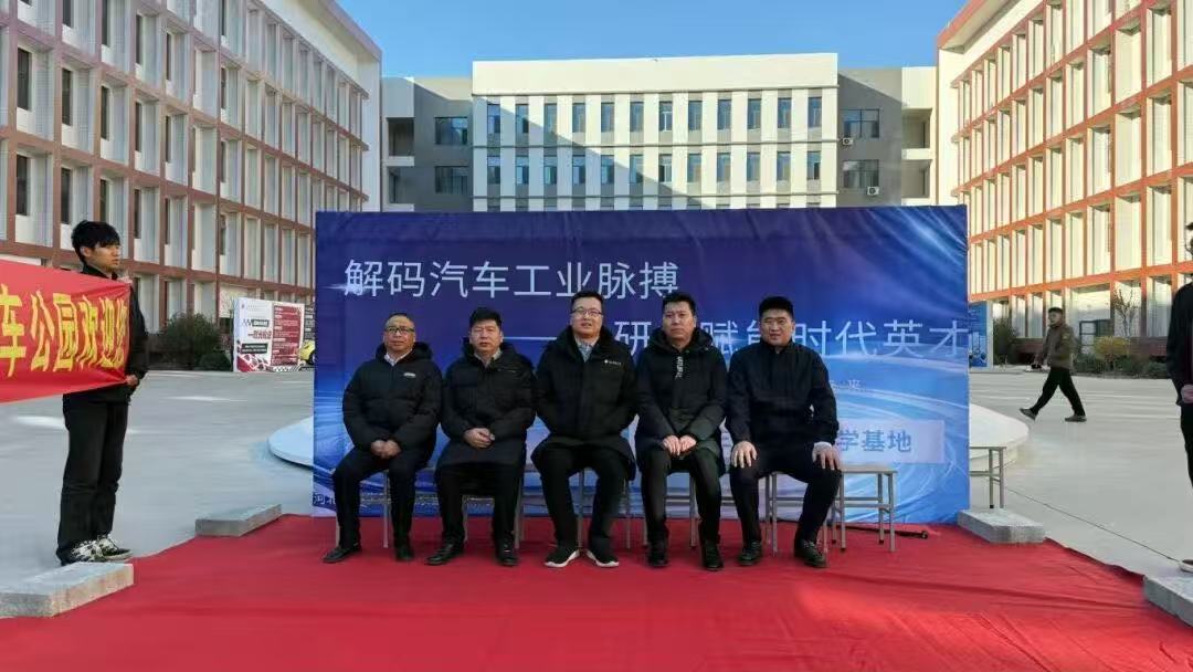 重磅：军事模型入校园！ 河北科技学院爱国主义教育研学基地、共建汽车主题公园研学基地揭牌 第 15 张